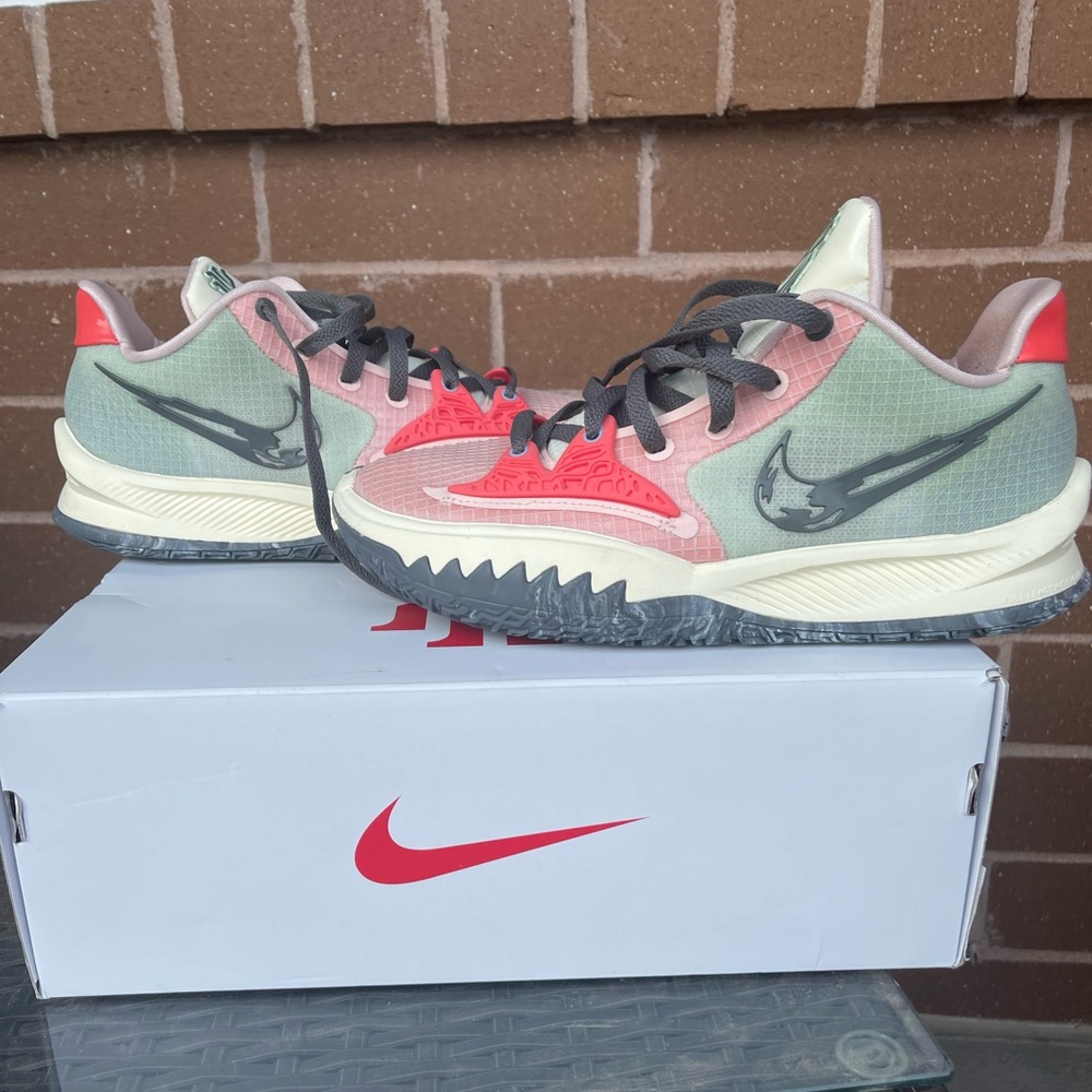 Kyrie 4 low pale coral size 8 Nike